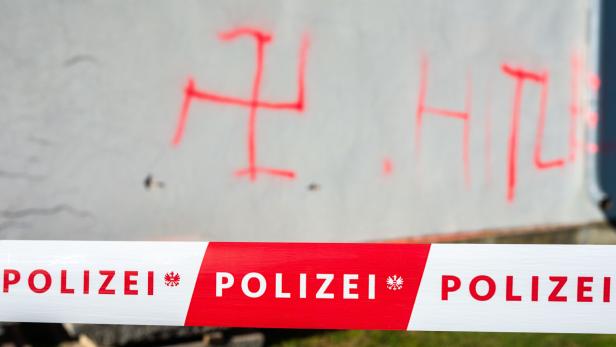 Hakenkreuz bei Brandanschlag auf den jüdischen Teil des Zentralfriedhofs. 