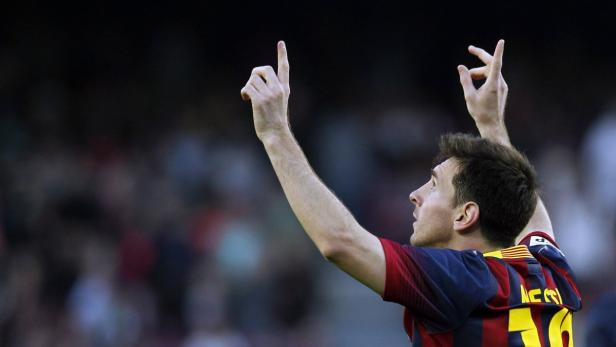 Lionel Messi feiert mit erhobenen Händen ein Tor.