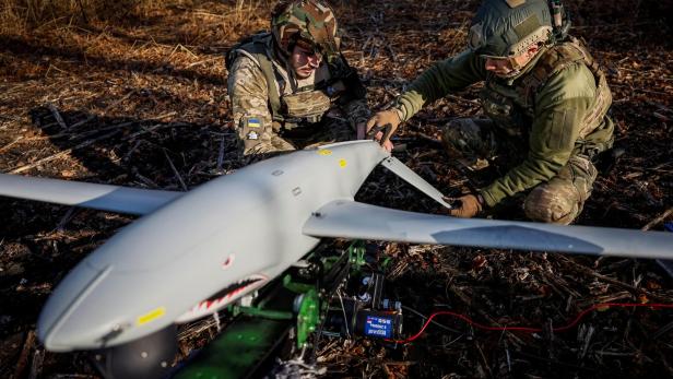 Soldaten bereiten eine ukrainische Drohne vor