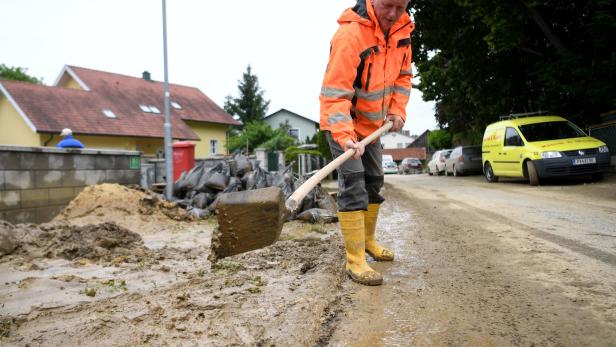 Unwetterwarnung: Mobiler Hochwasserschutz wird in Kärnten aufgebaut