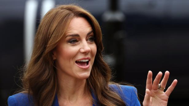 Catherine, Prinzessin von Wales, lächelt und winkt.