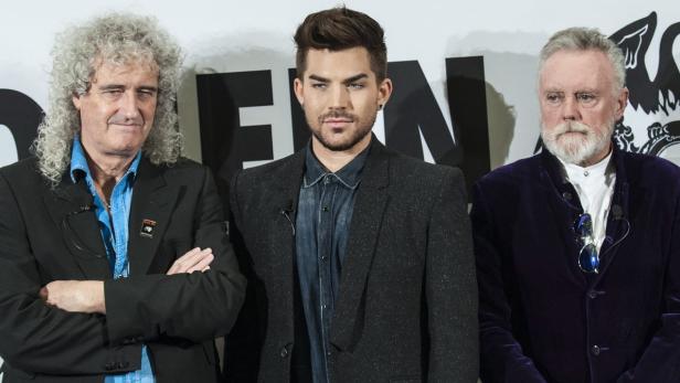 Brian May, Adam Lambert und Roger Taylor posieren zusammen.