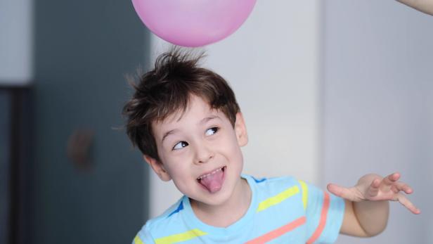 Luftballon-Versuch: Warum deine Haare zu Berge stehen