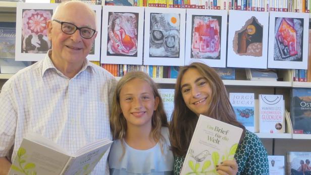 Autor, Hubert, seine Enkelin Caro sowie Cousine Livia mit Büchern und einigen der Bilder