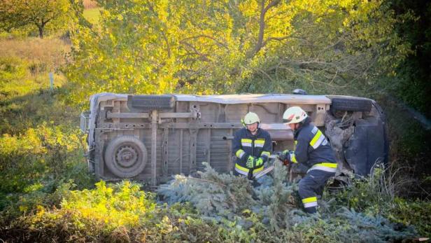 Unfalllenker stürzte mit Kastenwagen in einen Obstgarten ab