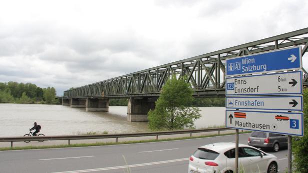Weichtige Donaubrücke zwiwchen NÖ und OÖ bei Mauthausen darf nur mehr bis 2027 befahren werden