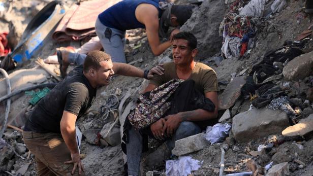 Weinender Mann in Gaza