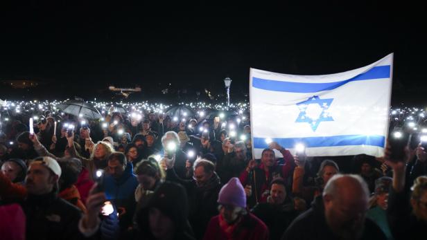 Lichtermeer am Heldenplatz: 20.000 Menschen gedachten Hamas-Geiseln