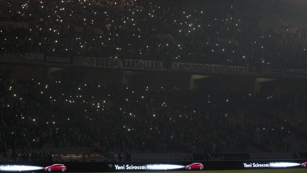 In Istanbul sorgten die Zuschauer kurzzeitig dafür, dass es im Stadion nicht ganz finster wird.