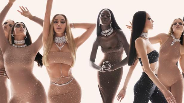 Mehrere Frauen präsentieren eine Kollektion von Kim Kardashian.