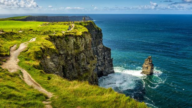 Die Klippen von Moher in Irland ragen steil aus dem Atlantik auf.