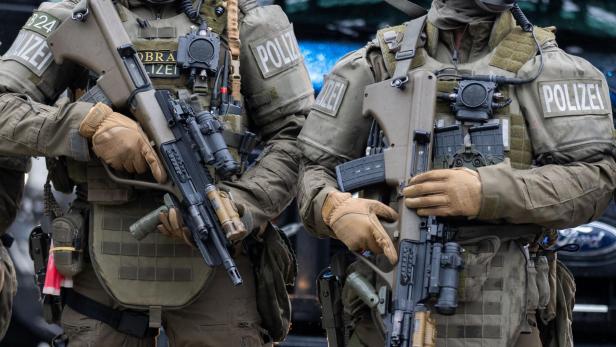Zwei Polizisten der Cobra mit taktischer Ausrüstung und Gewehren.