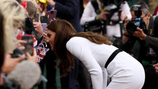 Prinzessin Kate beugt sich vor, um mit Menschen hinter einer Absperrung zu interagieren.