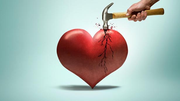 Ein Hammer zerschmettert ein rotes Herz, das Risse bekommt.