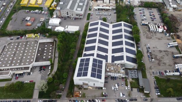 Drohnenaufnahme der Europahalle in Wien-Liesing mit der neuen PV-Anlage am Dach