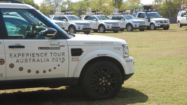 Mehrere weiße Land Rover Discovery stehen für die „Experience Tour Australia 2015“ bereit.