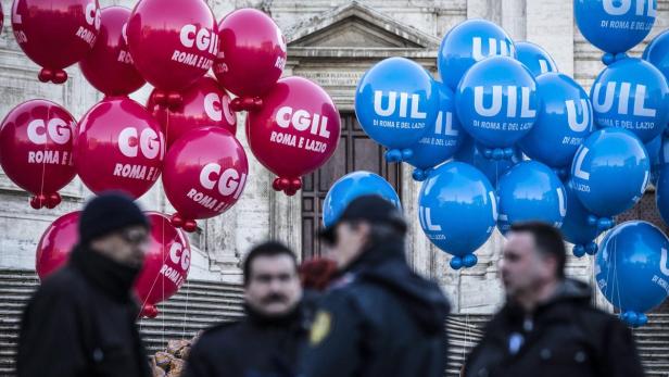 Rote und blaue Ballons mit den Logos von CGIL und UIL bei einer Kundgebung in Rom.