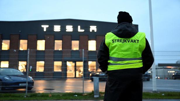 Strike outside Tesla's Service Center in Segeltorp