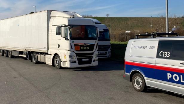 Wiener Polizei zog Gefahrguttransporter auf der S1 aus dem Verkehr.