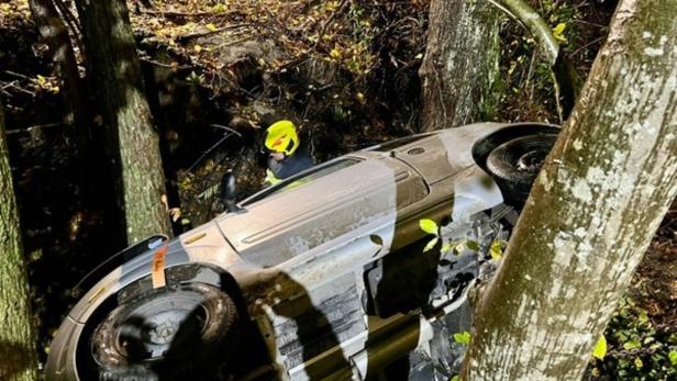 Mopedauto stürzte über steile Böschung: Fahrer war gefangen