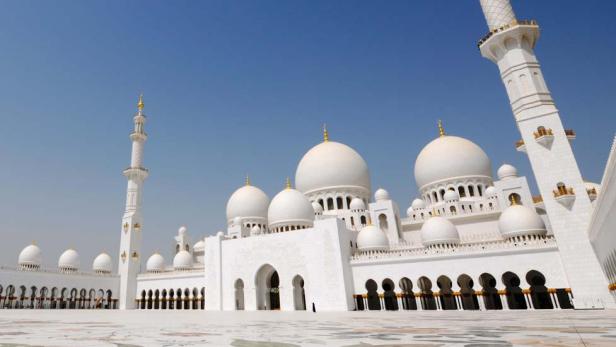 Die Sheikh Zayed Moschee in Abu Dhabi mit ihren weißen Kuppeln und Minaretten.