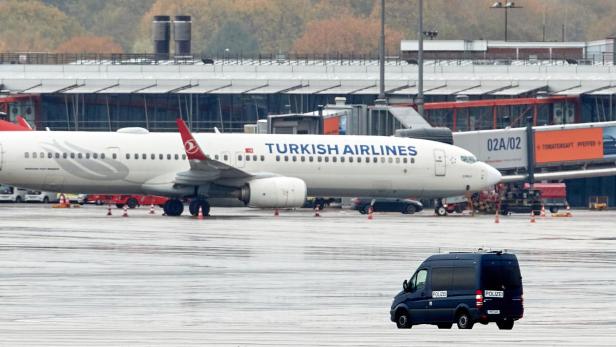 Hamburg airport remains closed after armed man broke through a gate 