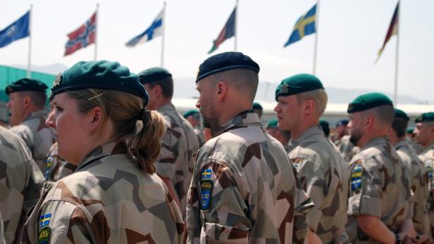Schwedische Militärs nehmen bereits an NATO-Aktionen teil. Einen Vollbeitritt lehnt die Mehrheit aber ab