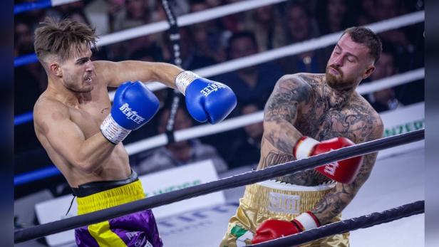 Can Kaplan verpasst bei Fame Fighting im Boxring Gigi einen Schlag