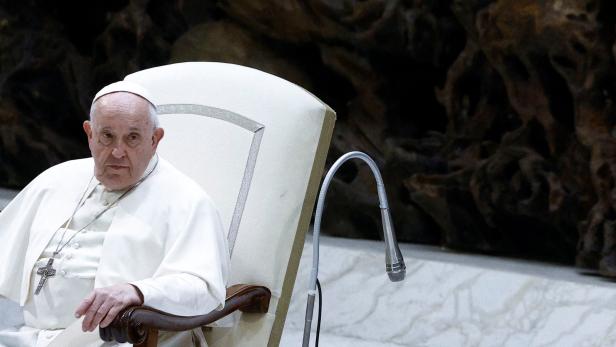 Papst Franziskus sitzt bei einem Anlass auf einem Sessel