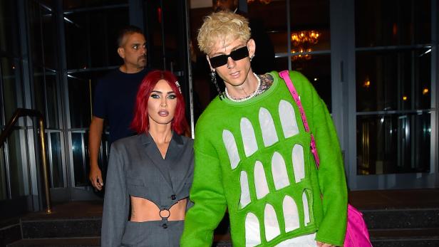 Megan Fox und Machine Gun Kelly halten Händchen.