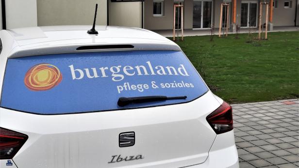 Ein weißer Seat Ibiza mit einem Aufkleber von „Burgenland Pflege & Soziales“ auf der Heckscheibe.