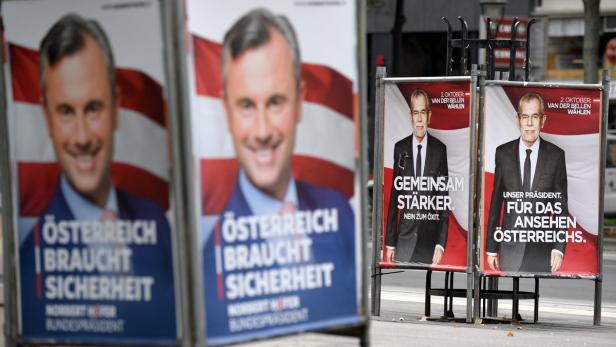 Wahlplakate von Norbert Hofer und Alexander Van der Bellen für die österreichische Bundespräsidentenwahl.