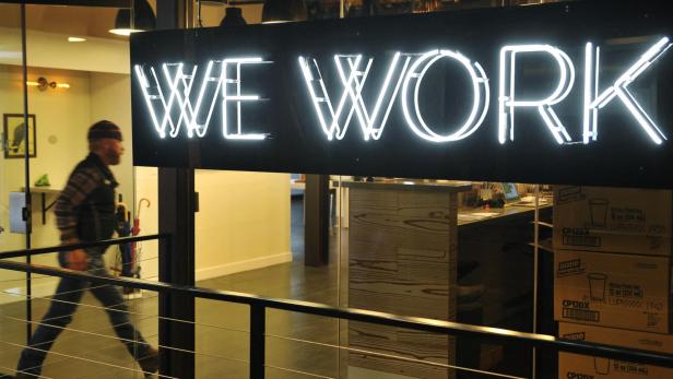 WeWork-Logo in einem Büro