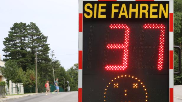 Themenbild, Feature Neuer Rekord bei Geschwindigkeitsdelikten: Wie egal sind Autofahrern 30er Zonen?