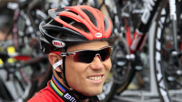 BMC Racing Team rider Thor Hushovd of Norway smiles at the start of the 206km (128 miles) second stage of the Giro d&#039;Italia in Herning, Denmark, May 6, 2012. Britain&#039;s Mark Cavendish won the stage while Taylor Phinney of the U.S. retained the leader&#039;s pink jersey. The 95th Giro d&#039;Italia started in Herning, Denmark, and will finish in Milan, northern Italy on May 27. REUTERS/Stefano Rellandini (DENMARK - Tags: SPORT CYCLING)