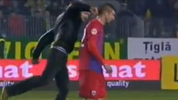 Video: Fan attackiert Steaua-Spieler