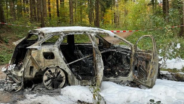 Halbnackter Mann lag neben ausgebranntem Fahrzeug: Brandstiftung möglich