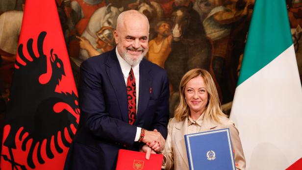 Edi Rama und Giogia Meloni schütteln Hände