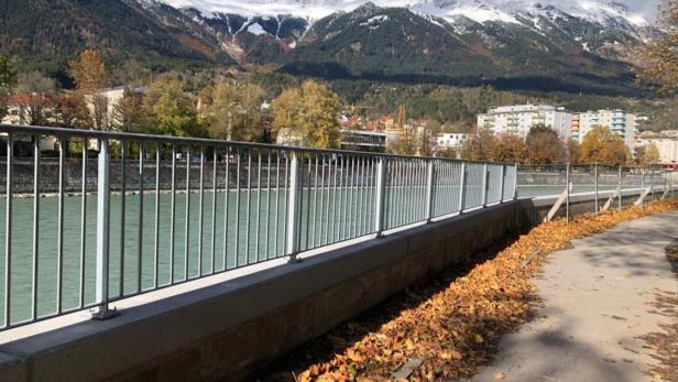 In jenem Teil, in dem das Land die Absturzsicherung an der Promenade hinter der Uni verantwortet, steht bereits ein Metallgitter