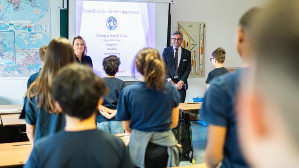 Finanzminister Magnus Brunner trifft Schüler des Pilotprojektes für Wirtschaftsbildung an Wiener Mittelschule