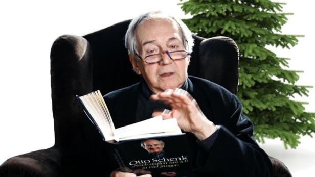 Otto Schenk sitzt in einem Sessel und liest sein Buch „Nach außen bin ich ja viel jünger“.