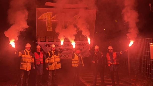 Metaller streiken, Linz steht: Bengalen, Bagger und Kipferl beim Arbeitskampf