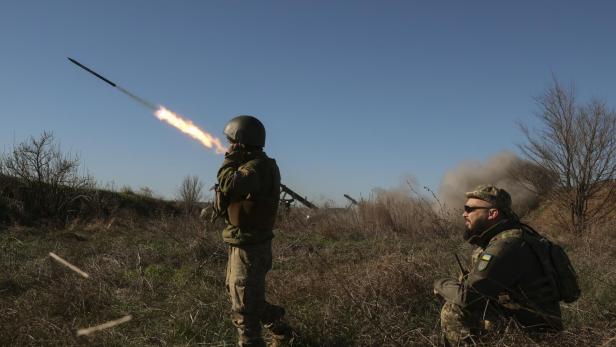 Ukrainische Soldaten feuern Luftabwehrgeschosse an der Front ab