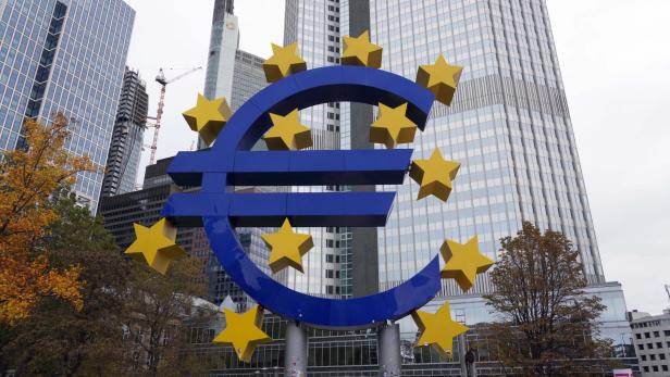 Eurosymbol in Frankfurt vor der EZB