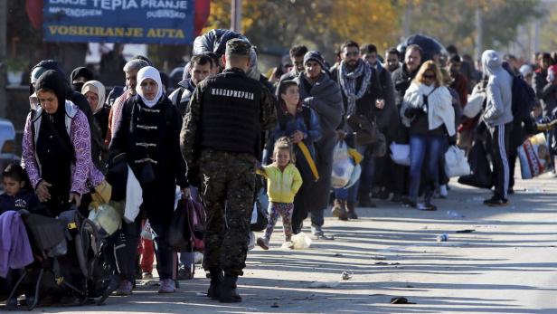 Migranten an der serbischen Genze.