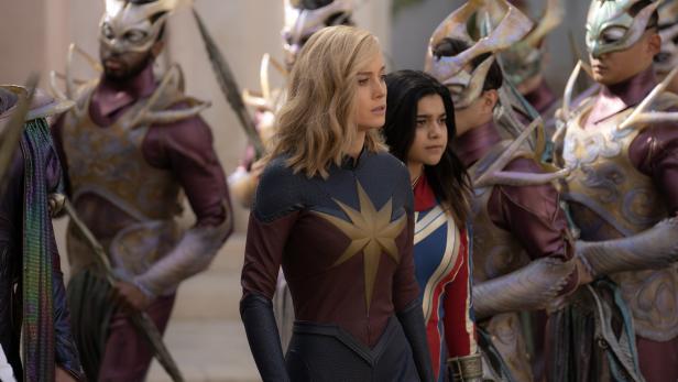 Brie Larson (li.) als Captain Marvel erhält Hilfe von Superfan Kamala Khan aka Ms. Marvel (Iman Vellani): „The Marvels“