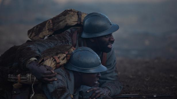 Omar Sy (oben) will seinen Sohn (Alassane Diong) im Ersten Weltkrieg beschützen: „Mein Sohn, der Soldat“