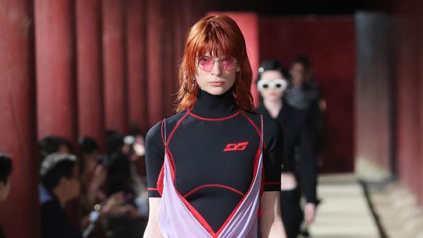 Sport trifft Mode: Surftop mit Chiffonkleid.