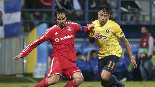 Zwei Fußballspieler kämpfen um den Ball während eines Spiels.