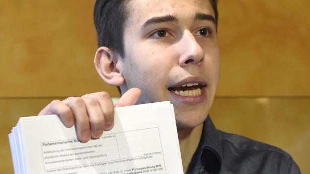 Bundesschulsprecher Lukas Faymann (l.) bei der Pressekonferenz - Schüler, Eltern und Lehrer fordern Änderungen vom Ministerium.